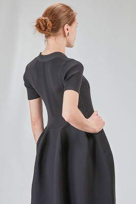 abito con lunghezza midi, voluminoso e asciutto, in maglia elastica di poliestere riciclato - CFCL 