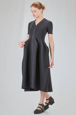 abito con lunghezza midi, voluminoso e asciutto, in maglia elastica di poliestere riciclato - CFCL 