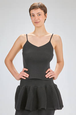 crop top, of recicled polyester and cupro knit with ribs  - 413