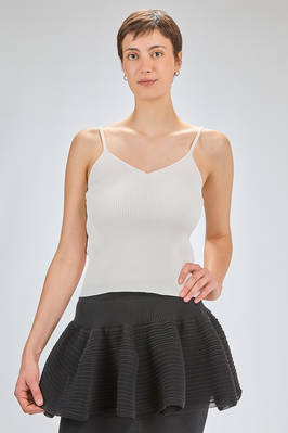 crop top, of recicled polyester and cupro knit with ribs  - 413