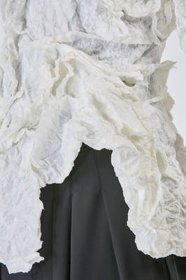 t-shirt 'sculpture' asimmetrica in garza di poliestere froissé - COMME DES GARÇONS 