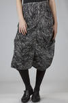 calf-length skirt in black and white polyester and rayon graffito on a velvet effect base - ANREALAGE 
