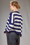 maglia al fianco, ampia, in maglia rasata di cotone a righe orizzontali bicolore - DANIELA GREGIS 