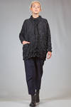giacca lunga e ampia in froissé di poliestere con segni circolari in contrasto di colore - SHU MORIYAMA 