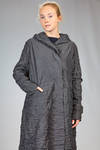 cappotto lungo e ampio in tela froissé di poliestere, leggera imbottitura in poliestere - SHU MORIYAMA 