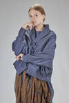 giacca ad ampia cappa sciallata in nuno-feltro di lana merino, faggio e seta - AGOSTINA ZWILLING 
