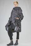 impermeabile 'sculpture' sotto al ginocchio, ampio, in tela tecnica di nylon e parti in maglia di lana - JUNYA WATANABE 