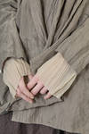 giacca lunga, ampia e asimmetrica, in tela di cotone e lino organici tinta a mano - CHIAHUNG SU 