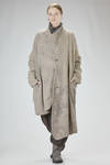 under the knee coat, wide and asymmetric, in wool and cotton gauze - CHIAHUNG SU 