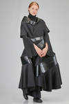 abito-cappotto 'sculpture' in melton di lana, cachemire e in simil pelle di resina poliuretanica - JUNYA WATANABE 