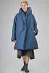 long and wide coat in iridescent polyester taffetas - SHU MORIYAMA 