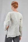 maglia al fianco, sfiancata, in nuno-feltro di lana naturale Tiroler Bergschaf - AGOSTINA ZWILLING 