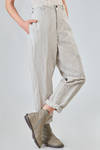 pantalone morbido in tela fiammata e lavata di lino e cotone con sottili righe verticali - FORME D' EXPRESSION 