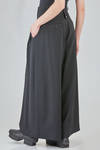 pantalone ampio in gabardine leggero di lana vergine e viscosa - ISABEL BENENATO 