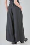pantalone ampio in gabardine leggero di lana vergine e viscosa - ISABEL BENENATO 