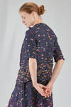 hip-lenght top, soft and asymmetric, in polyester froissé with diagonal stripes tone on tone and cotton patches - SHU MORIYAMA 