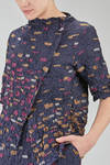 hip-lenght top, soft and asymmetric, in polyester froissé with diagonal stripes tone on tone and cotton patches - SHU MORIYAMA 