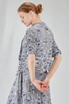 hip-lenght top, soft and asymmetric, in polyester froissé with diagonal stripes tone on tone and cotton patches - SHU MORIYAMA 