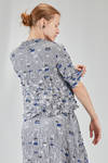 hip-lenght top, soft and asymmetric, in polyester froissé with diagonal stripes tone on tone and cotton patches - SHU MORIYAMA 