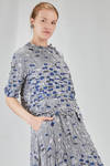 hip-lenght top, soft and asymmetric, in polyester froissé with diagonal stripes tone on tone and cotton patches - SHU MORIYAMA 