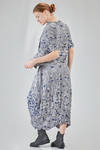 hip-lenght top, soft and asymmetric, in polyester froissé with diagonal stripes tone on tone and cotton patches - SHU MORIYAMA 