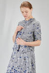 hip-lenght top, soft and asymmetric, in polyester froissé with diagonal stripes tone on tone and cotton patches - SHU MORIYAMA 