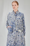 hip-lenght shirt-jacket, wide, in polyester froissé with horizontal stripes tone on tone and  cotton patches - SHU MORIYAMA 