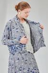 hip-lenght shirt-jacket, wide, in polyester froissé with horizontal stripes tone on tone and  cotton patches - SHU MORIYAMA 