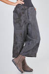 pantalone ampio, alla caviglia, in chevron rustico di canapa tinto a mano - ATELIER SUPPAN 