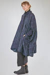 under the knee overcoat, wide, in horizontal polyester froissé - SHU MORIYAMA 