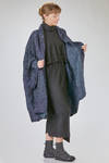 under the knee overcoat, wide, in horizontal polyester froissé - SHU MORIYAMA 