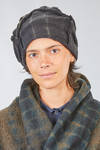 'sculpture' hat in wool felt, all-over shaded with shibori tie and dye technique - MAISON MIEKO 