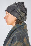 'sculpture' hat in wool felt, all-over shaded with shibori tie and dye technique - MAISON MIEKO 